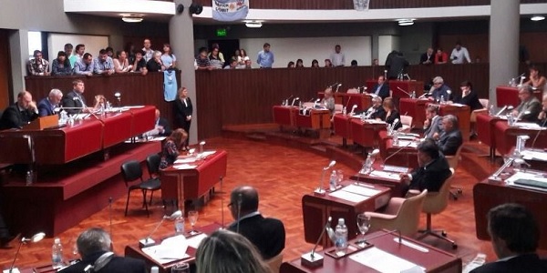 Con catorce votos a favor, se aprobó el Pacto Fiscal en Chubut