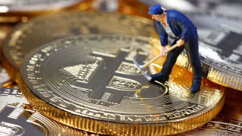 Mineros de bitcoin generaron US$ 100 millones de ingresos