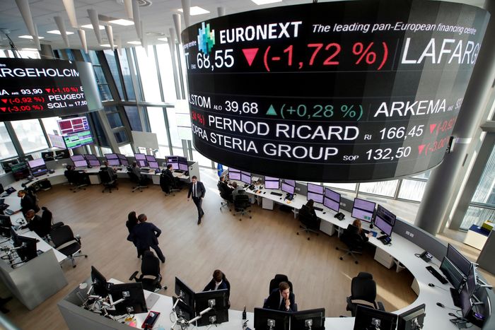 Las bolsas europeas caen tras unos resultados dispares que contrarrestan las operaciones corporativas