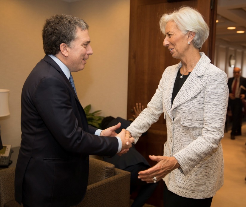 Llega el FMI en medio de señales económicas negativas