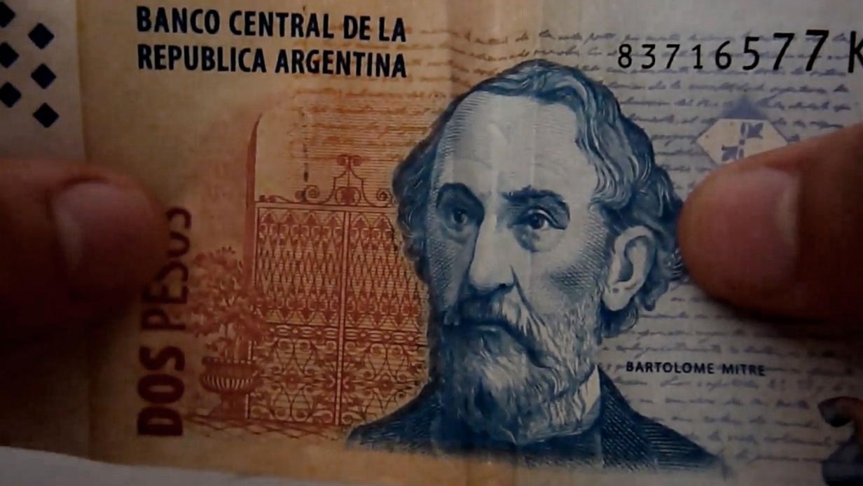 Los billetes de 2 pesos solo se podrán cambiar en bancos 