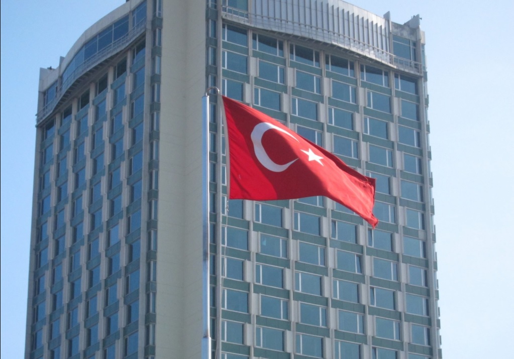 Turquía apuntala reservas con préstamos a corto plazo y preocupa al mercado
