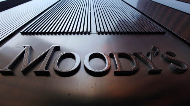 Moody’s puso en revisión a la baja 175 fondos