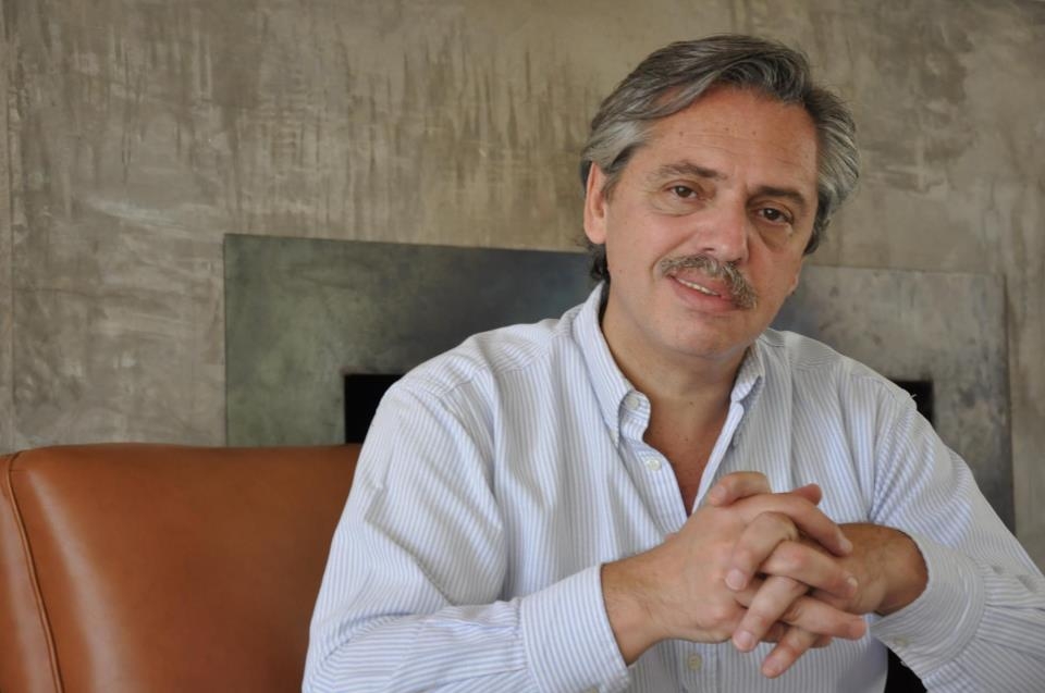 Fernández “enfría” su campaña y se diferencia de las plazas de Macri