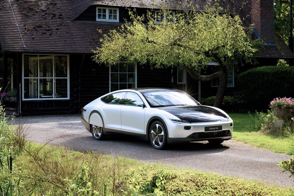 El primer auto con carga eléctrica-solar tiene 725 kms de autonomía
