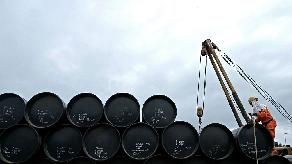 Crudo sube por incertidumbre en torno a recorte de suministros de la OPEP