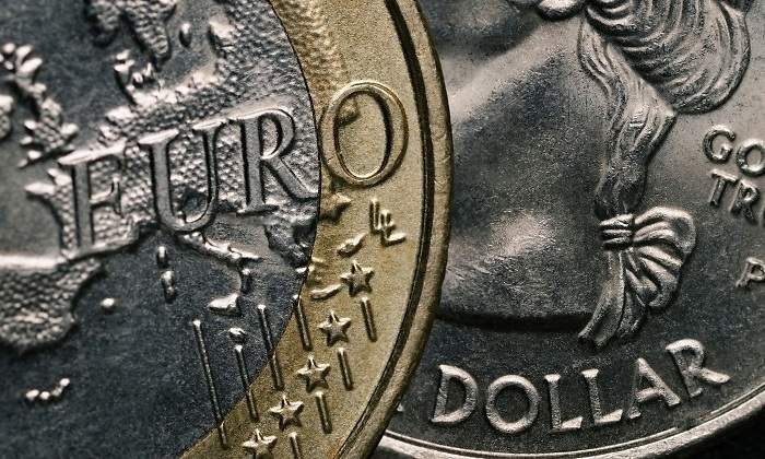 Cae el Euro mientras mejora apetito por el riesgo en el mercado