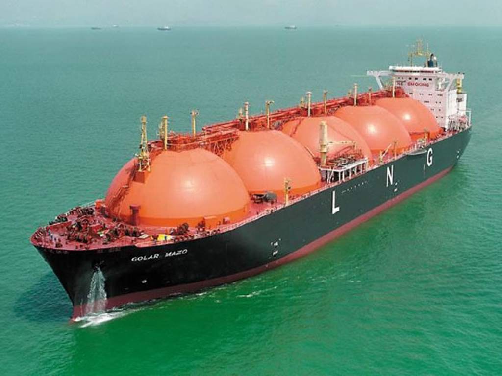 El GNL gana posiciones respecto al petróleo y el gobierno analiza la vuelta del barco regasificador