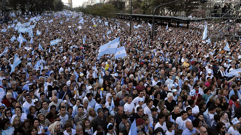 Ante una multitud, Macri llamó a dar vuelta la elección