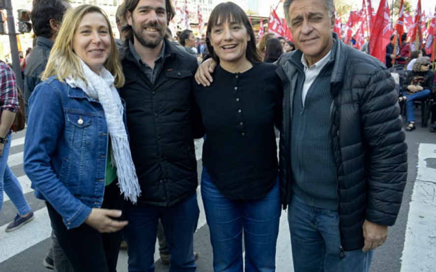 La izquierda cierra su campaña frente al consulado de Chile