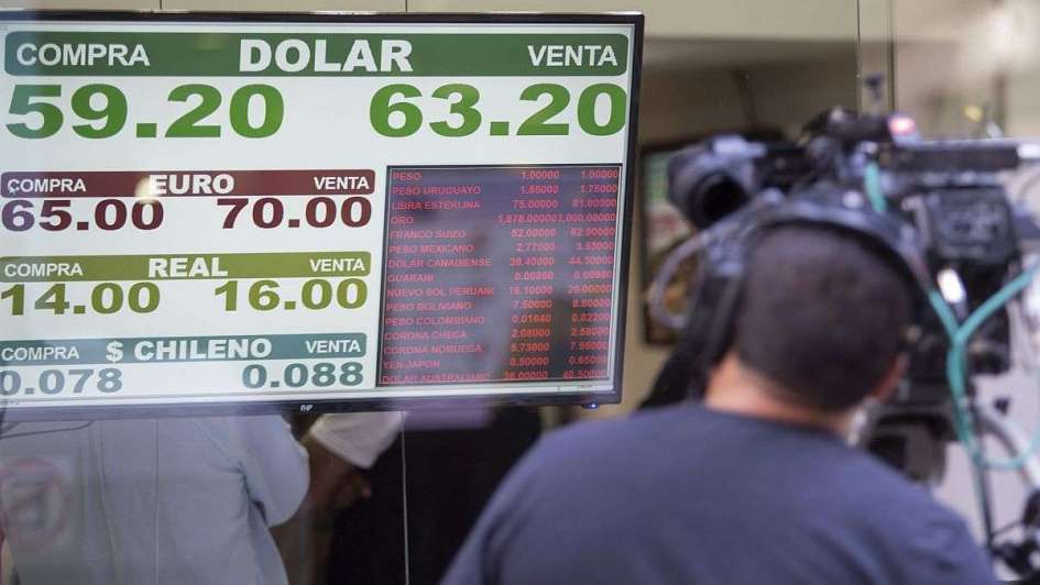 El dólar cerró en baja a $63,22 pero acumuló en octubre una suba de $3,31