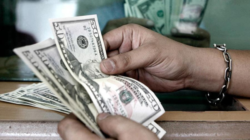 El dólar volvió a bajar y cerró en $62,986 promedio