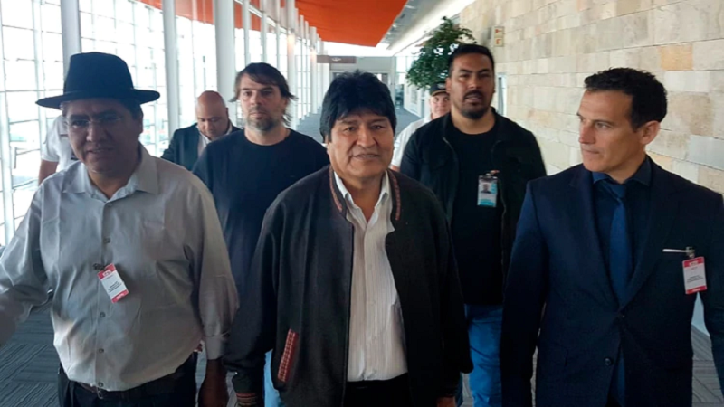 Evo Morales llegó al país y pide status de refugiado