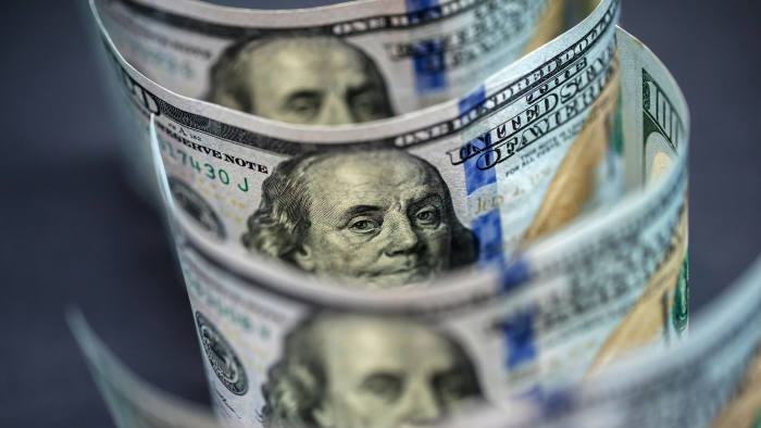Las nuevas restricciones al dólar dominan la agenda y relegan otras apuestas del Gobierno