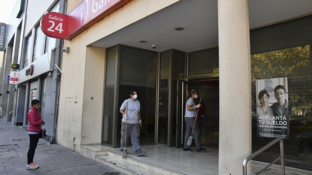 Sin atención por ventanilla y con turno previo, los bancos vuelven a abrir sus puertas