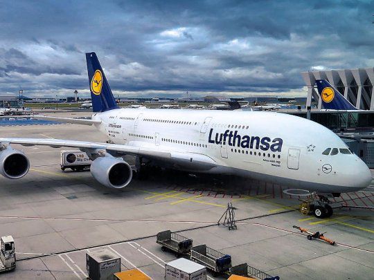 Las acciones de Lufthansa suben casi 15% tras anuncio de posible rescate estatal