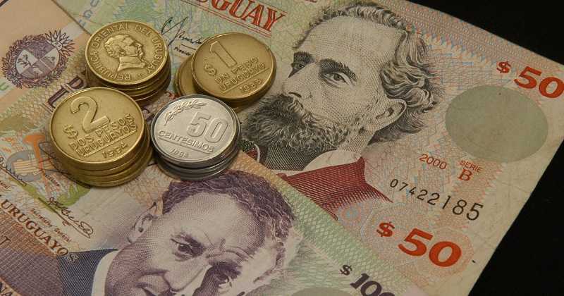 Uruguay debate reducir la circulación de efectivo