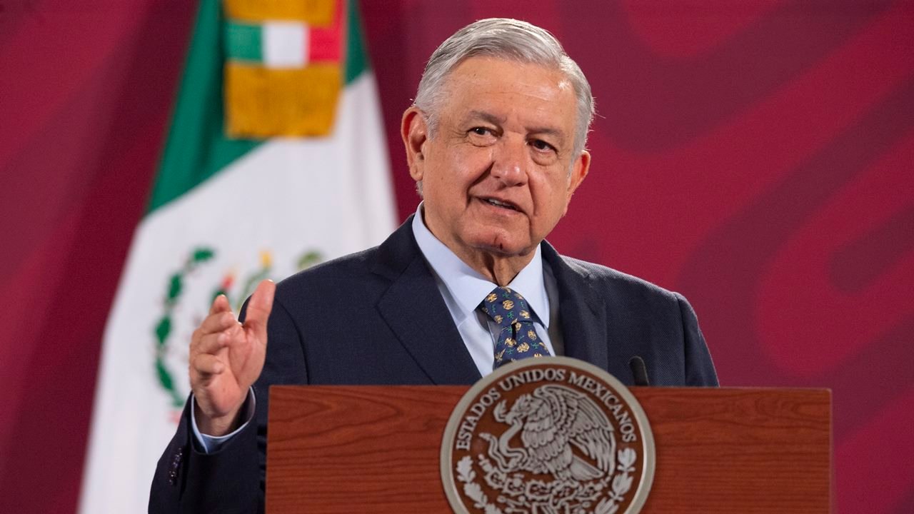 López Obrador promete un plan energético “sorprendente” tras charla con Kerry
