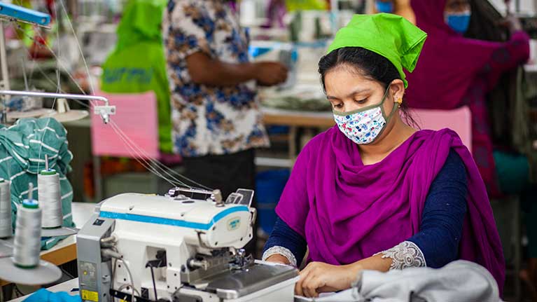 Asia: miles de fábricas textiles cierran por el avance de Covid-19