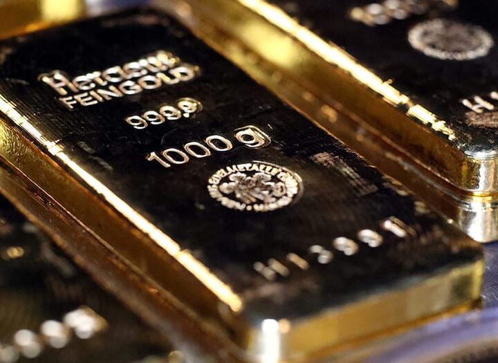El oro cae presionado por el dólar mientras los inversores esperan datos de EEUU
