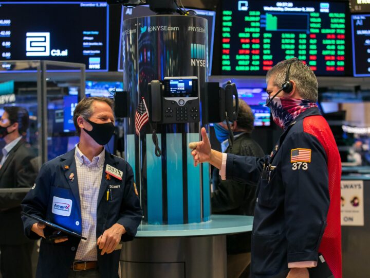 Modestas alzas en Wall Street
