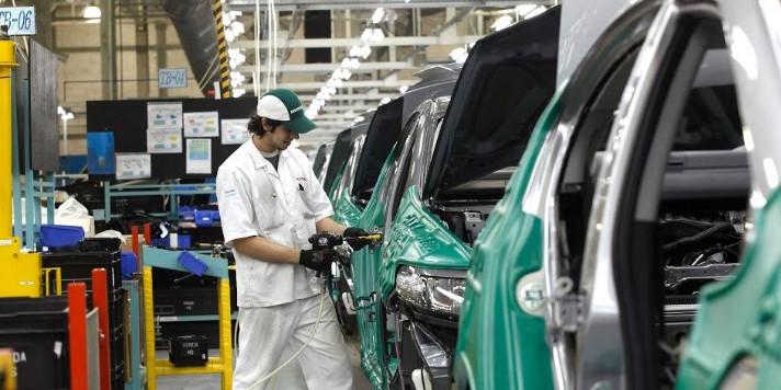 Producción de autos creció 110% en marzo