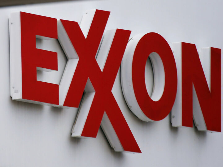 El director ejecutivo de Exxon se enfrenta a una batalla por el futuro del gigante petrolero