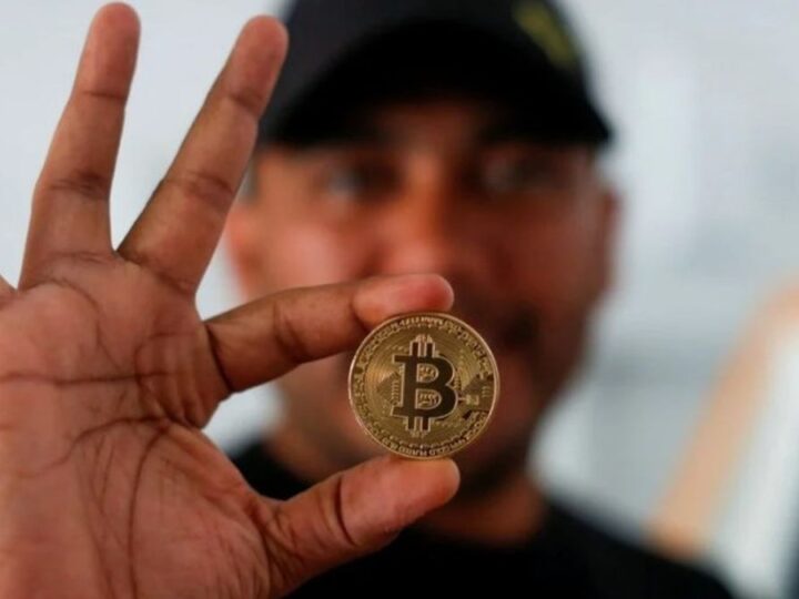 Sueldos en bitcoin contemplan pagar en El Salvador