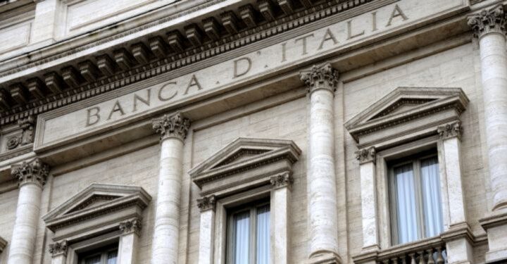 El crédito de la banca italiana a las empresas toca mínimo de casi 9 años; los depósitos caen
