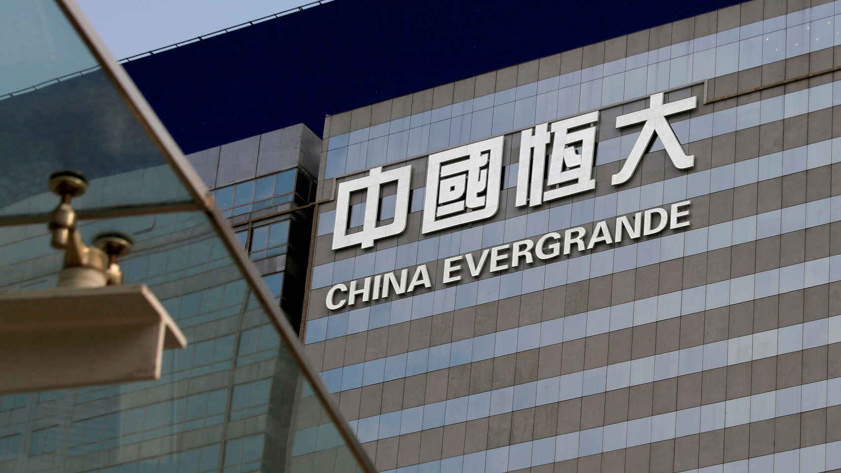 China retira a Evergrande licencia del terreno donde construye megaestadio