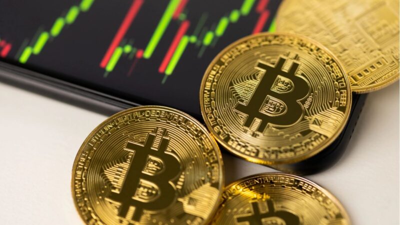Fondos de bitcoin registraron mayor salida en un año