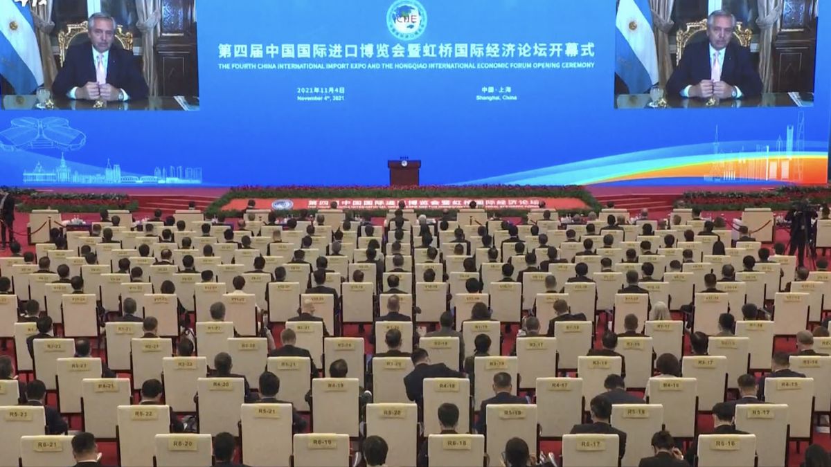 Invitado por Xi Jinping Fernández disertó ante un auditorio lleno