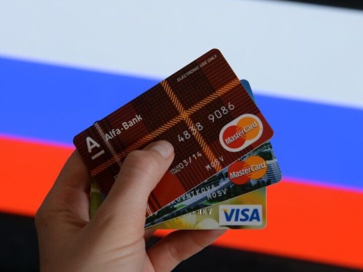 Visa y Mastercard suspendieron operaciones en Rusia