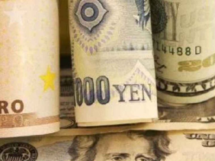 El yen continúa toca su mínimo frente al dólar en 20 años
