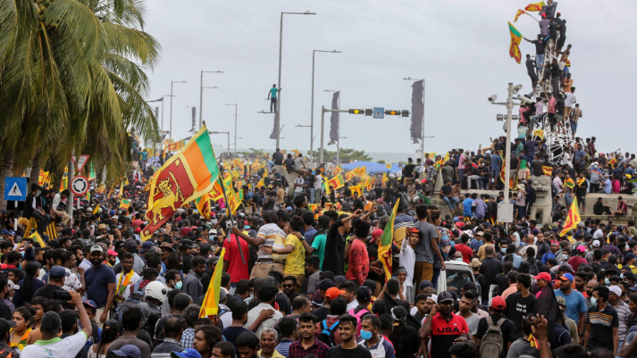 El presidente de Sri Lanka huye a Maldivas entre protestas para que dimita el primer ministro