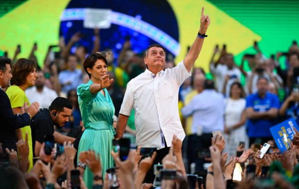 Bolsonaro recurre a su esposa para atraer electores. ¿Podría ayudar a cerrar la enorme brecha con su principal oponente?