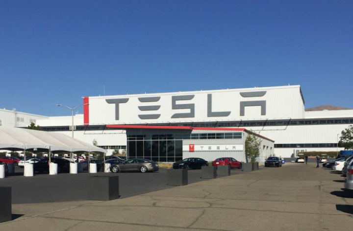 Menor riesgo crediticio acerca Tesla a grado inversión