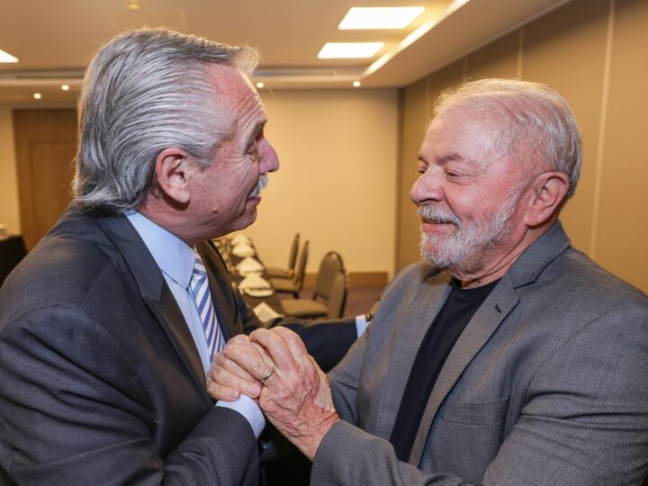 El Presidente buscó oxígeno con el triunfo de Lula, pero ahora Massa se sumó a las presiones por las PASO