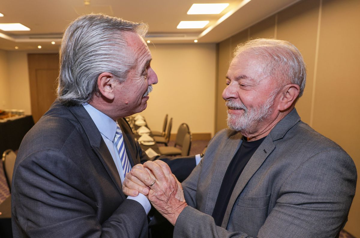 El Presidente buscó oxígeno con el triunfo de Lula, pero ahora Massa se sumó a las presiones por las PASO