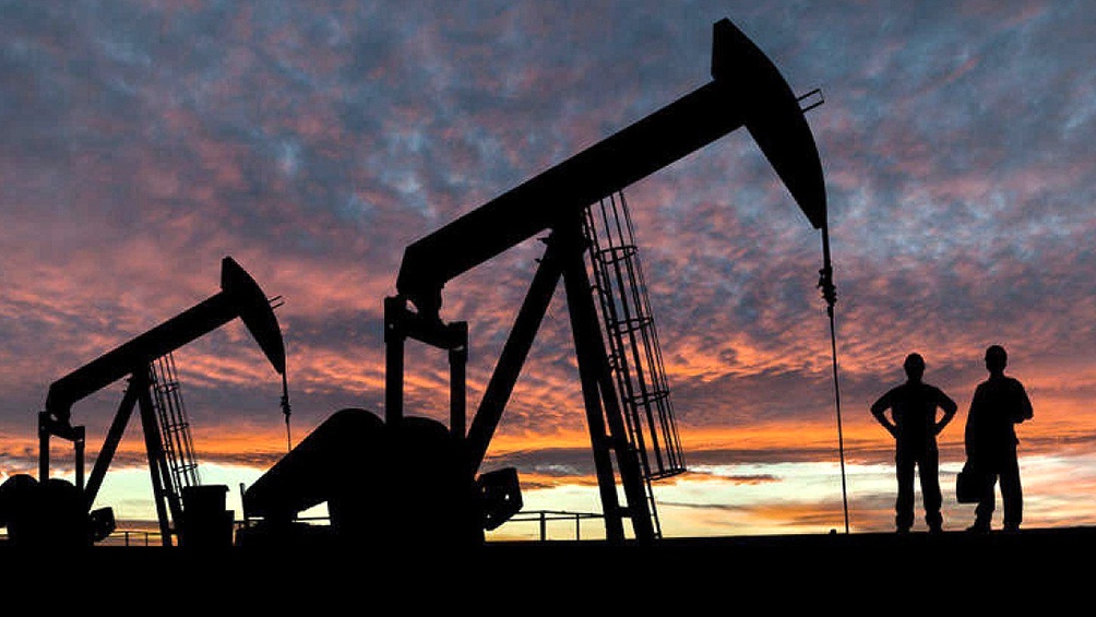 La producción de petróleo de la OPEP cae tras interrupciones en Irak y Nigeria