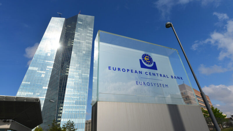 Las turbulencias bancarias enturbian los planes de subida de tipos del BCE