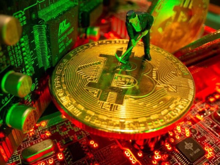 Mineros bitcoin continúan vendiendo