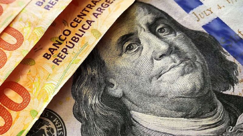 El fanatismo de los argentinos por el dólar impulsa ganancias de las agencias de bolsa