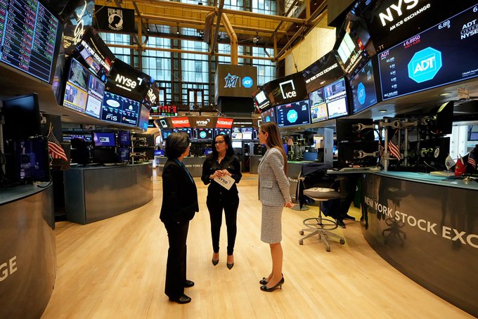 Tono cambiante y leves altibajos en el NYSE