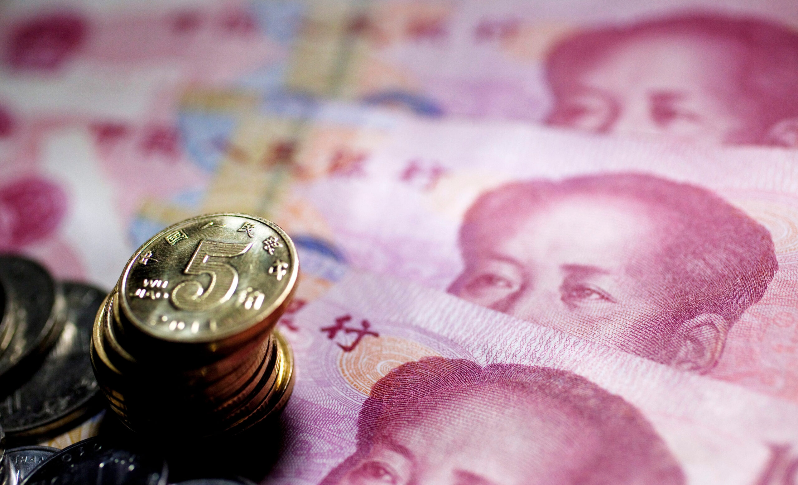 Acciones se debilitan tras semana complicada, dólar avanza y yuan cae