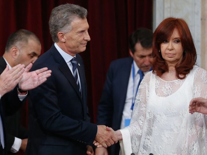 La campaña, con un pico de enfrentamiento pero entre dos figuras que no compiten: CFK y Macri