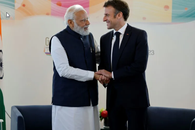 Francia tiende la alfombra roja al primer ministro indio en su fiesta nacional