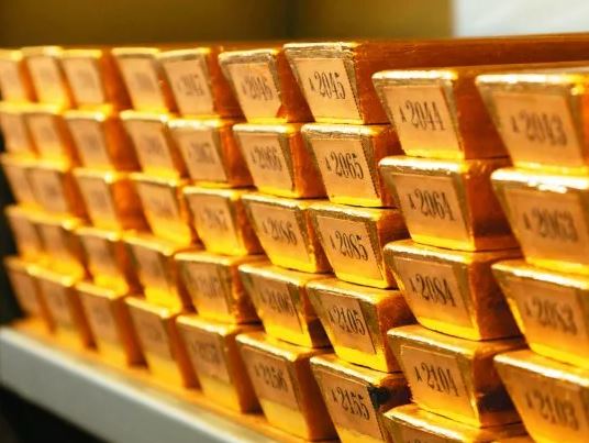 El precio del oro marca un nuevo máximo histórico, por encima de los 2.350 dólares