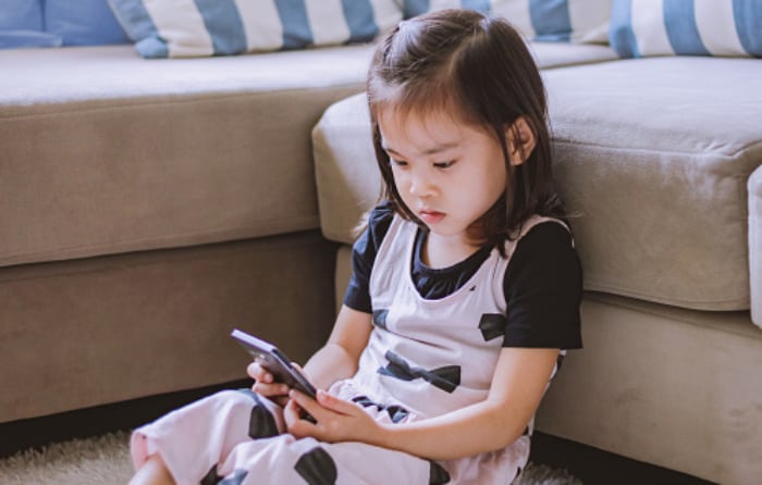 China quiere limitar a dos horas diarias el uso del teléfono en los niños