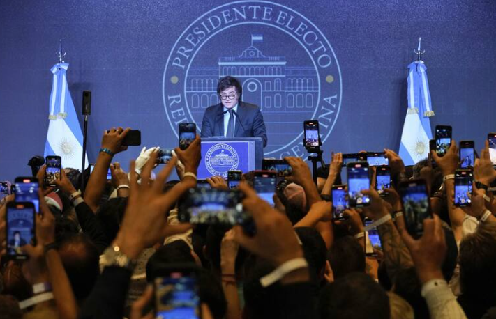 Las acciones y los bonos suben por las promesas de cambio de «motosierra» del ganador de las elecciones argentinas: Reuters